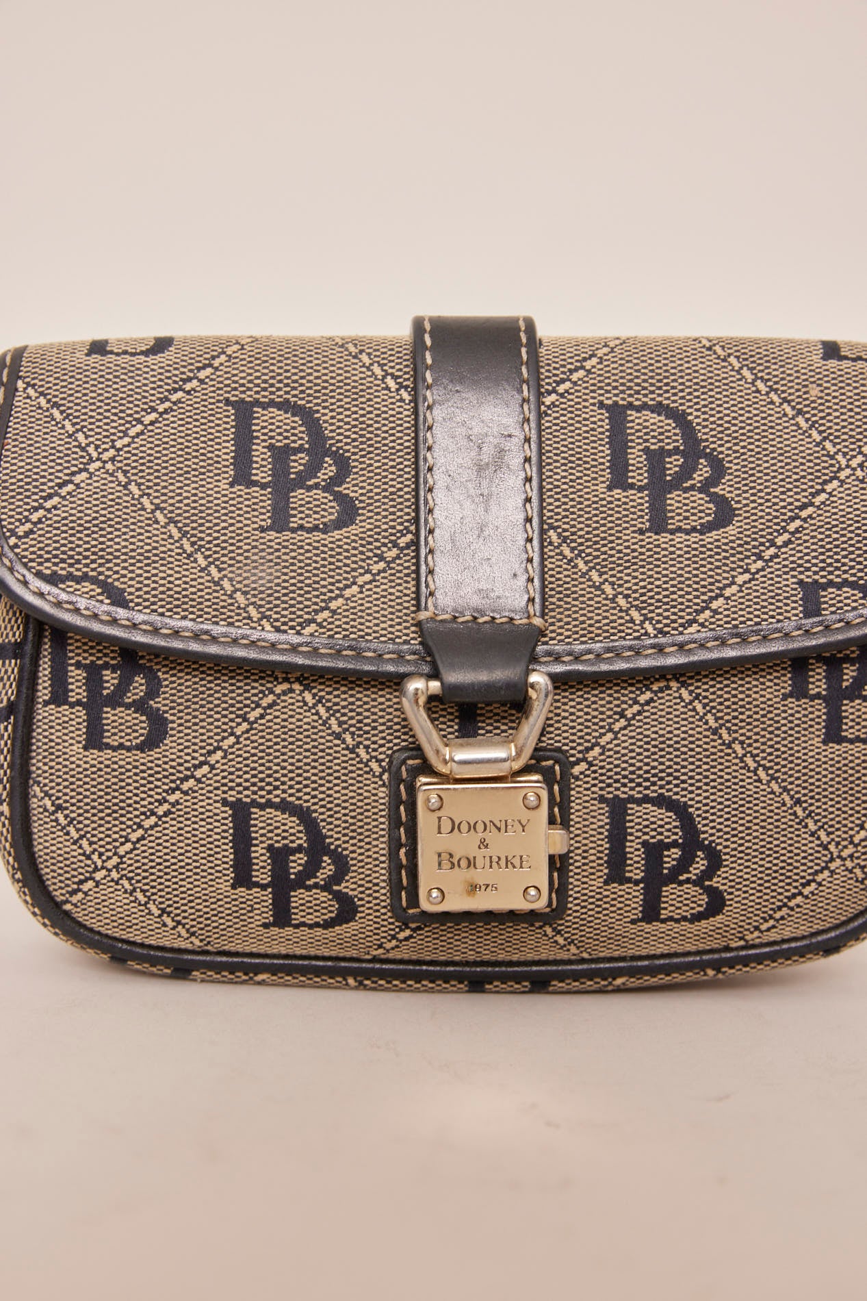 Cartera casual gris dooney bourke talla Xs 669